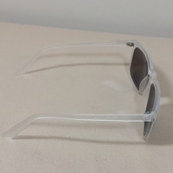 Kenneth Cole Reaction Men's Sunglasses Matte Clear Rectangular Shape KC1358 26X - Picture 2 of 8